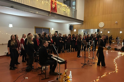 Liberty Gospelchoir met pianist en dirigent